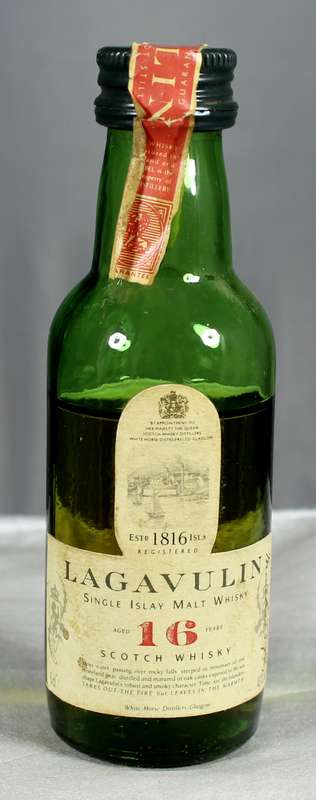 Mini liquor bottle - Lagavulin - Single malt whisky
