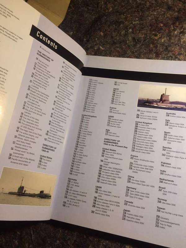 The Illustrated World Guide to Submarines - John Parker