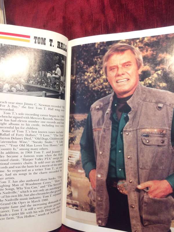 The Grand Ole Opry: Picture History Book