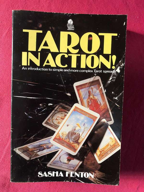 Tarot in Action: An Introduction to Simple and More Complex Tarot Spreads - Sasha Fenton
