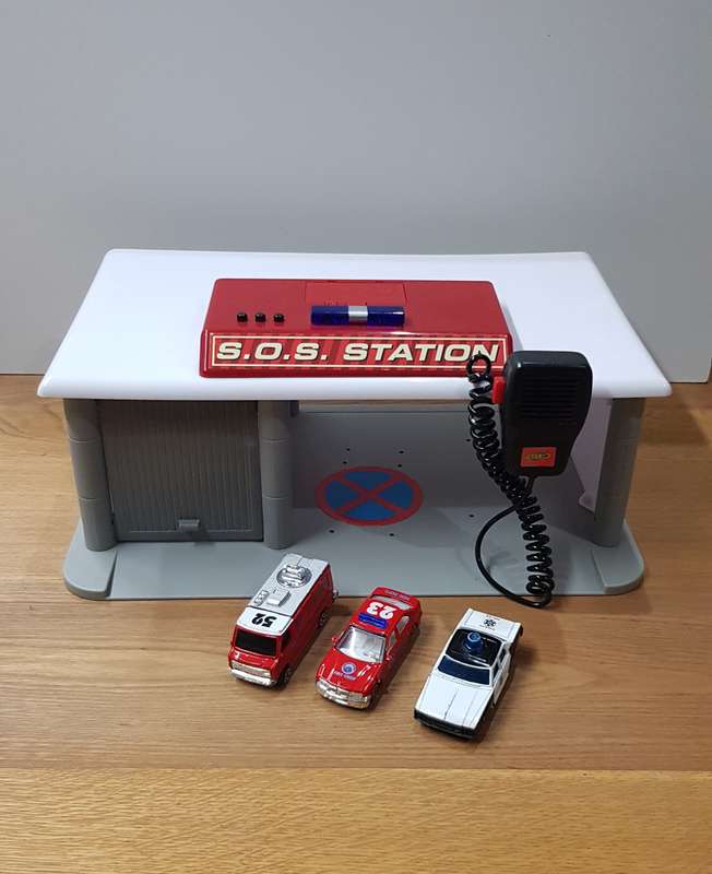 Toys R Us SOS STATION. SOS Vehicle Garage Rescue Station with lights, sounds