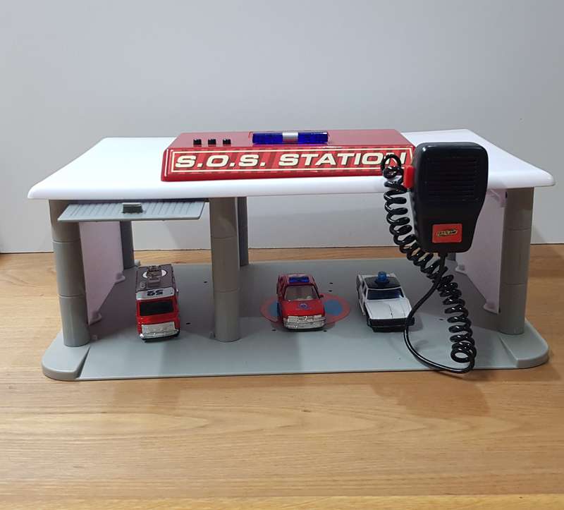 Toys R Us SOS STATION. SOS Vehicle Garage Rescue Station with lights, sounds