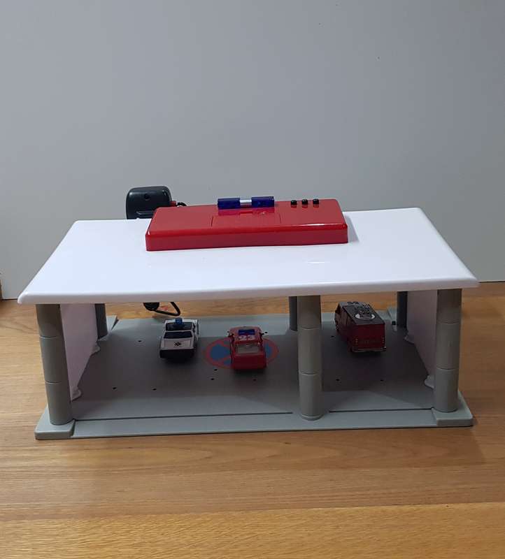 Toys R Us SOS STATION. SOS Vehicle Garage Rescue Station with lights, sounds