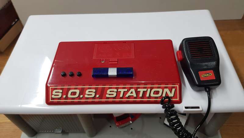 Toys R Us SOS STATION. SOS Vehicle Garage Rescue Station with lights, sounds