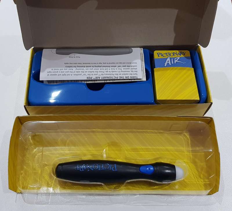 Mattel Games Pictionary Air, Family Board Game for Kids and Adults, with light pen and clue cards. E