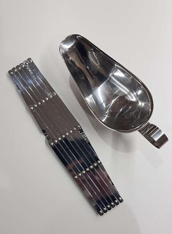 Set: Stainless Steel sauce/gravy boat and extendable pot trivet.