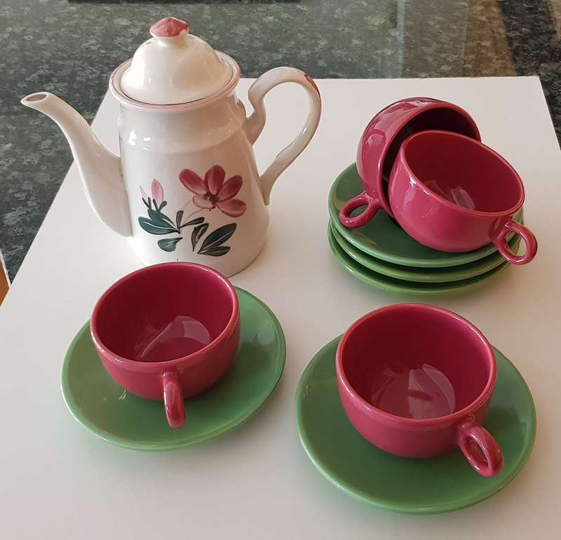 Coffee Pot with 4x cups and 5x saucers. Coffee Pot floral colours - green and mauve.