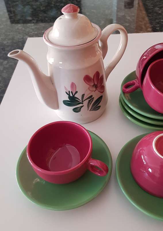 Coffee Pot with 4x cups and 5x saucers. Coffee Pot floral colours - green and mauve.
