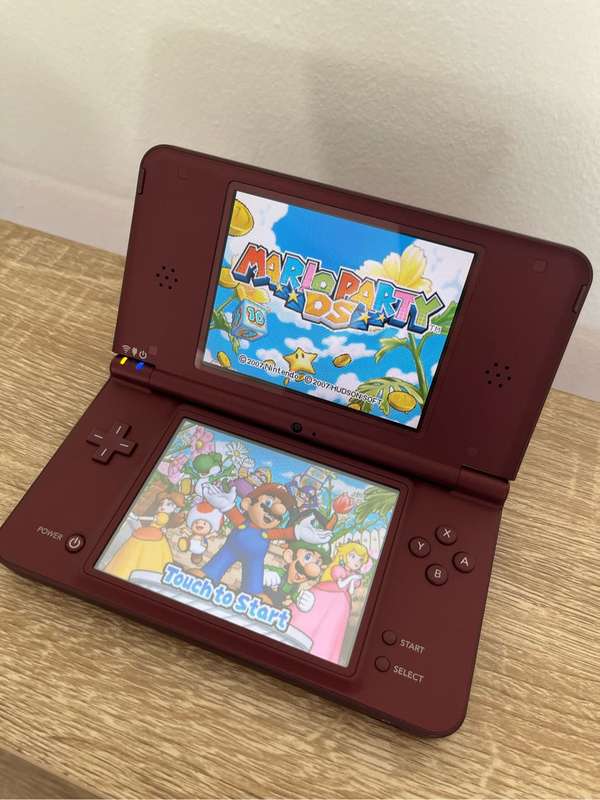 Nintendo DSi XL - modded 200+ games