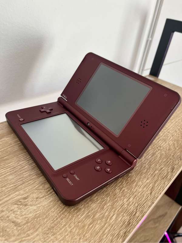 Nintendo DSi XL - modded 200+ games