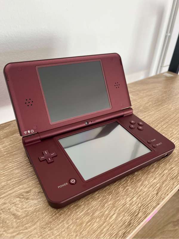 Nintendo DSi XL - modded 200+ games