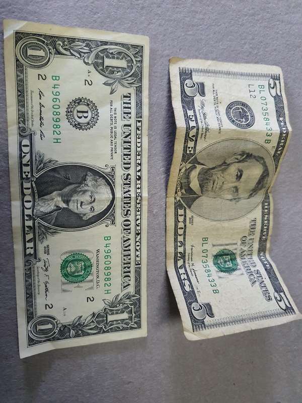 US Dollar notes, 1X $1 and 1X $5