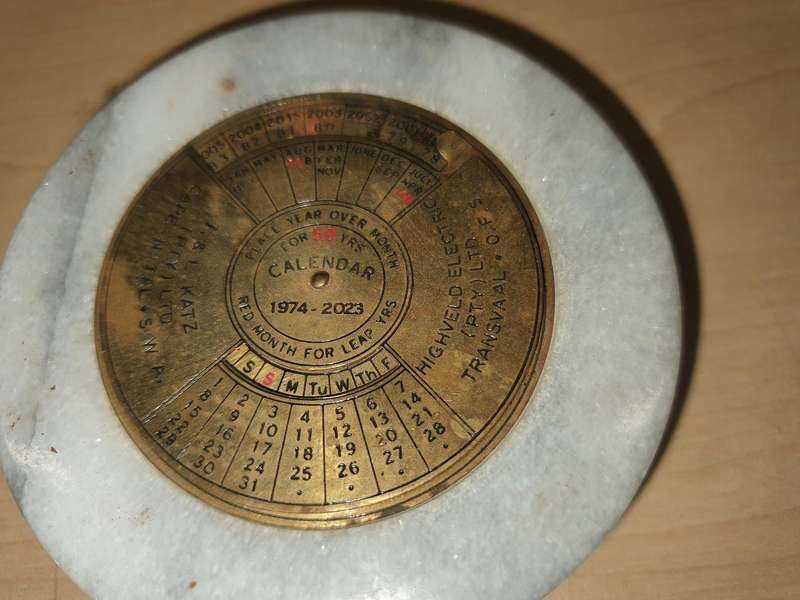 Antique Desktop Marble with brass inlay calendar 80mm diameter