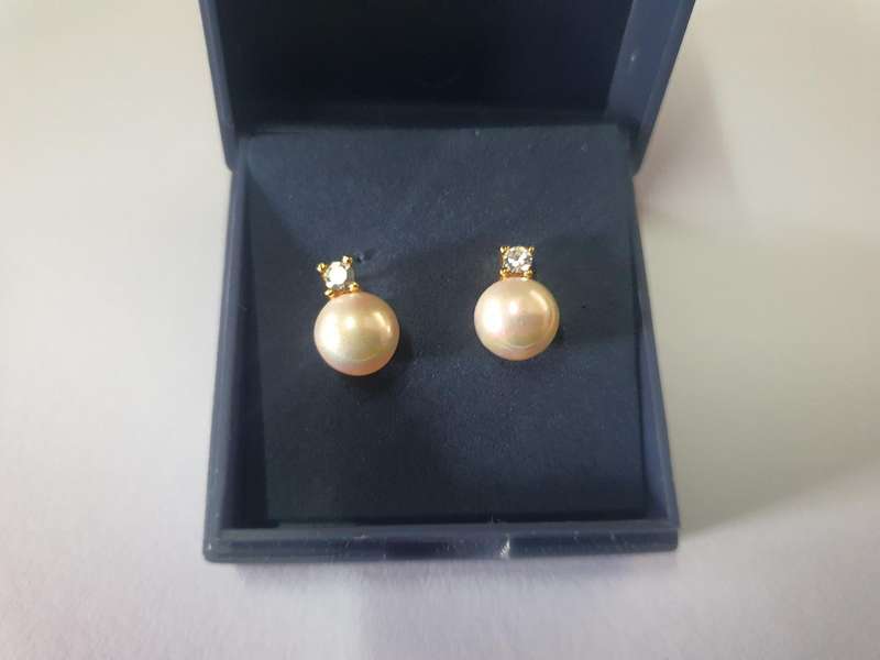 Necklace, bracelet and earring set, cosmetic pearls, diamond. High quality cosmetic jewelry.