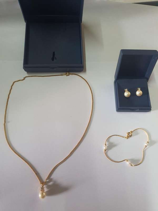 Necklace, bracelet and earring set, cosmetic pearls, diamond. High quality cosmetic jewelry.