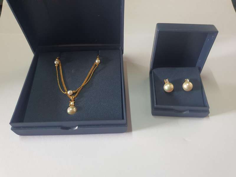 Necklace, bracelet and earring set, cosmetic pearls, diamond. High quality cosmetic jewelry.