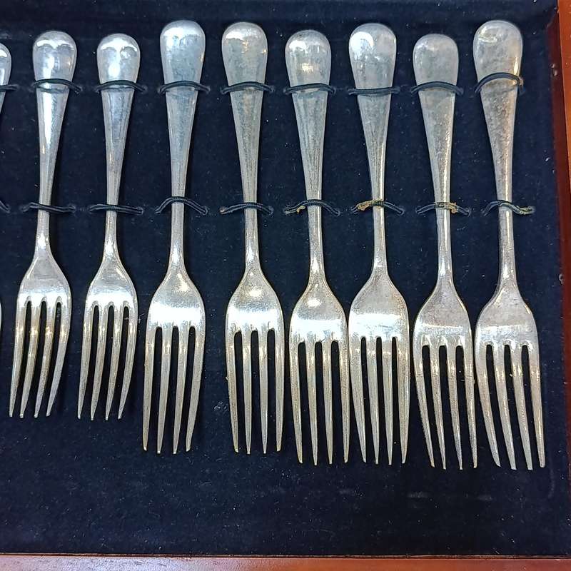 Vintage 22 piece cutlery set - 6 large forks, 6 large knives, 6 small forks, 4 small knives
