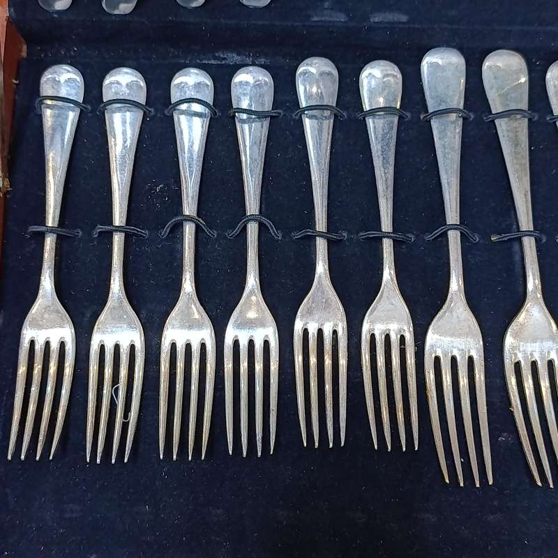 Vintage 22 piece cutlery set - 6 large forks, 6 large knives, 6 small forks, 4 small knives