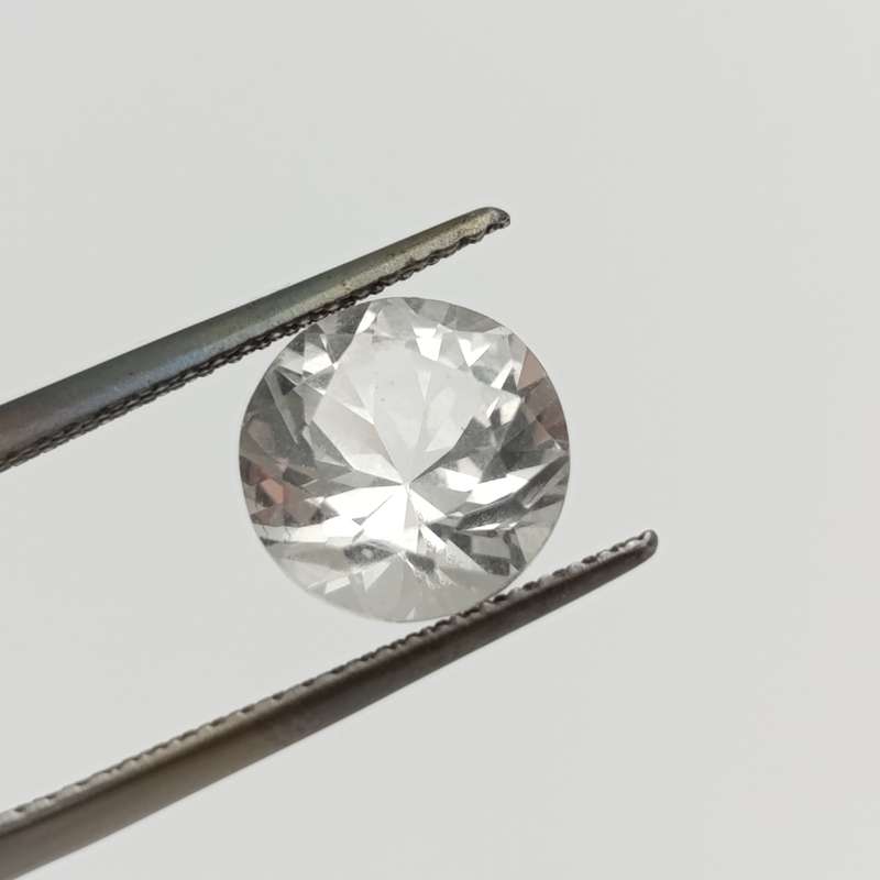 Colourless Topaz of 3.27 carat Round mixed cut with Gemlab certificate