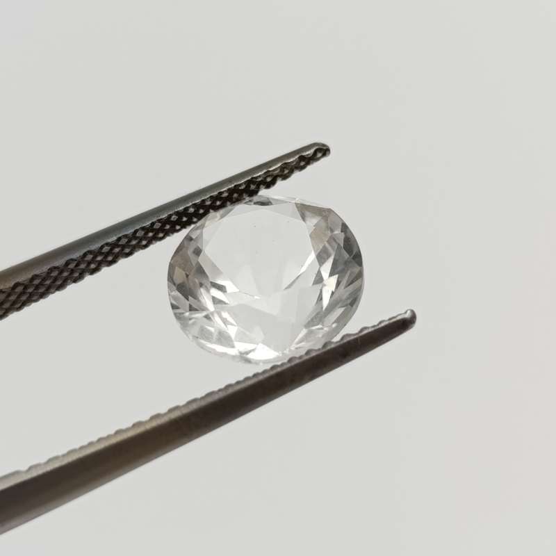 Colourless Topaz of 3.27 carat Round mixed cut with Gemlab certificate