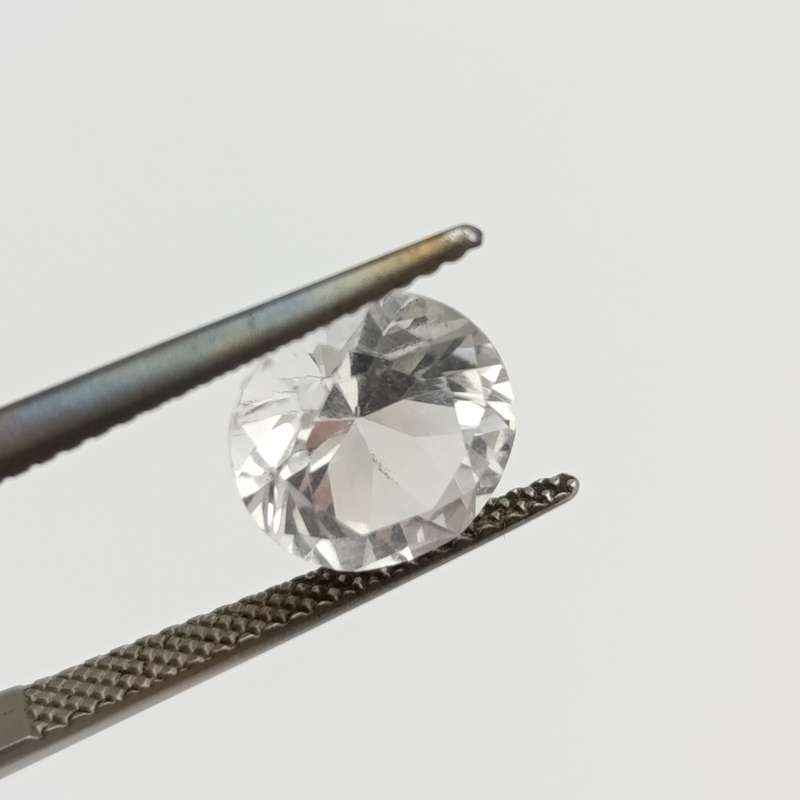 Colourless Topaz of 3.27 carat Round mixed cut with Gemlab certificate