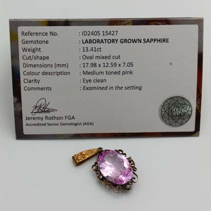 Lab grown sapphire of 13,4 carat - medium toned pink - eye clean - in antique gold setting