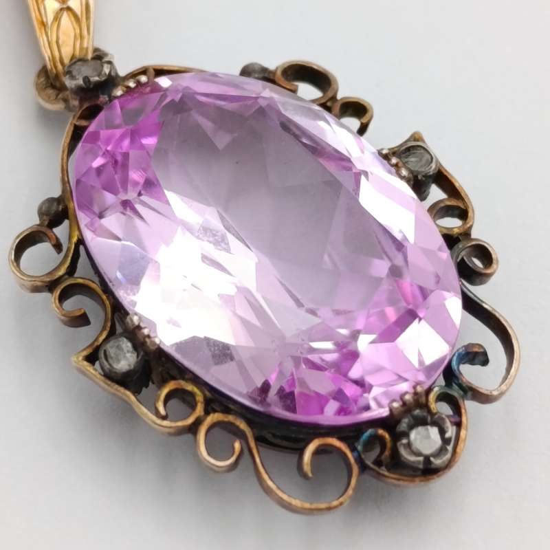 Lab grown sapphire of 13,4 carat - medium toned pink - eye clean - in antique gold setting