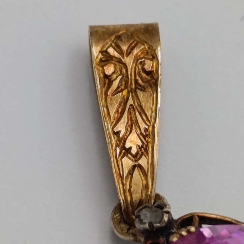 Lab grown sapphire of 13,4 carat - medium toned pink - eye clean - in antique gold setting