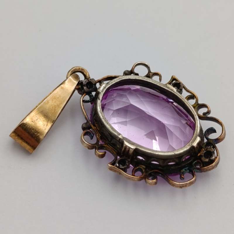 Lab grown sapphire of 13,4 carat - medium toned pink - eye clean - in antique gold setting