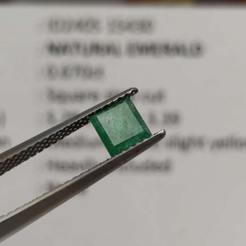 Natural Emerald of 0.67 carat - square step cut slight yellowish green with Gemlab certificate
