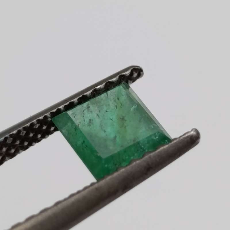 Natural Emerald of 0.67 carat - square step cut slight yellowish green with Gemlab certificate