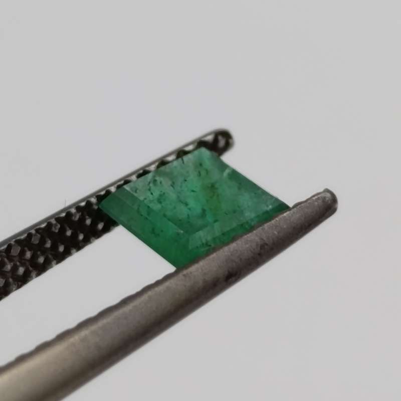 Natural Emerald of 0.67 carat - square step cut slight yellowish green with Gemlab certificate