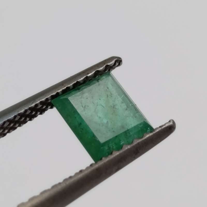 Natural Emerald of 0.67 carat - square step cut slight yellowish green with Gemlab certificate
