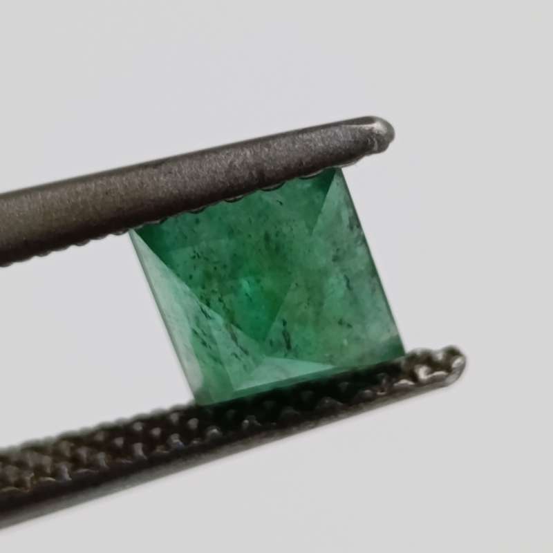 Natural Emerald of 0.67 carat - square step cut slight yellowish green with Gemlab certificate