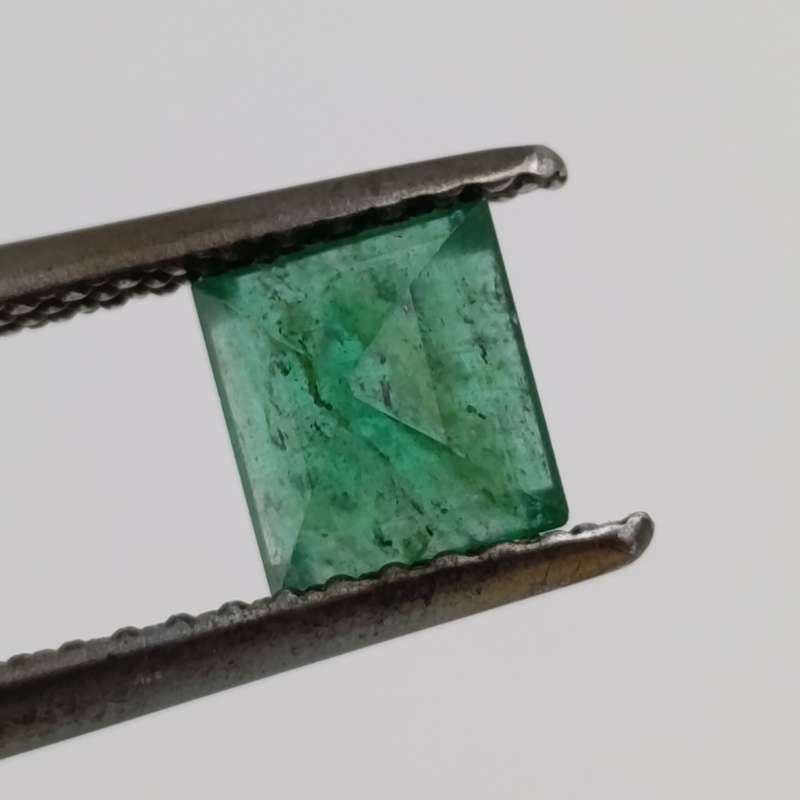 Natural Emerald of 0.67 carat - square step cut slight yellowish green with Gemlab certificate