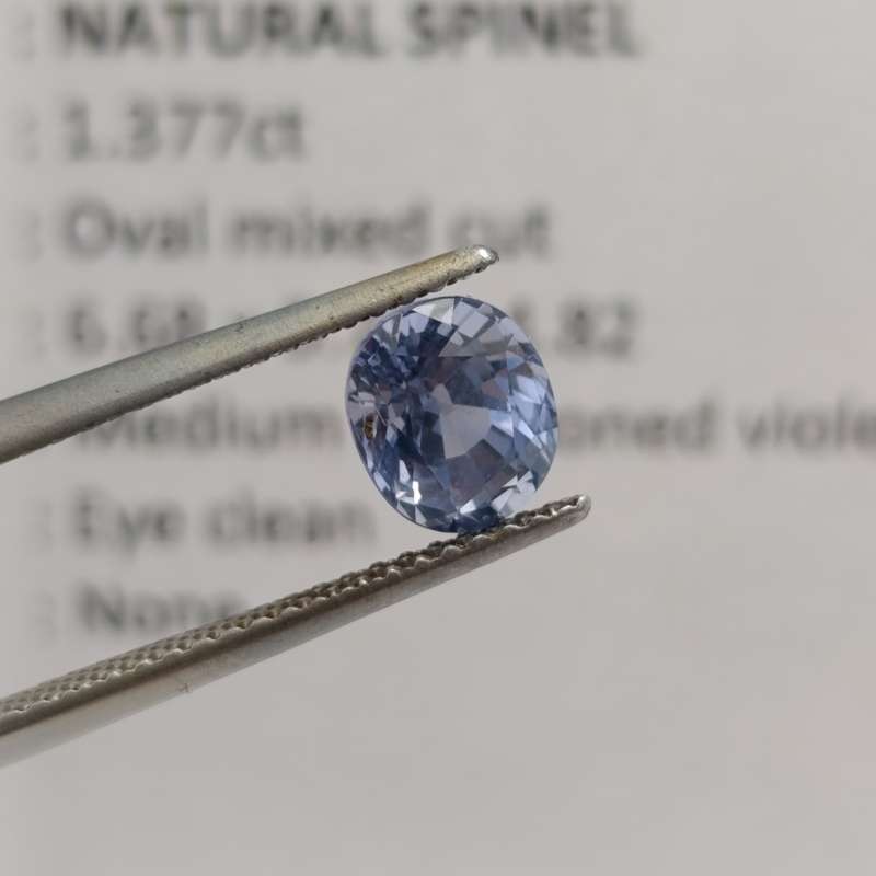 Violet blue spinel of 1.38 carat with Gemlab certificate oval mixed cut