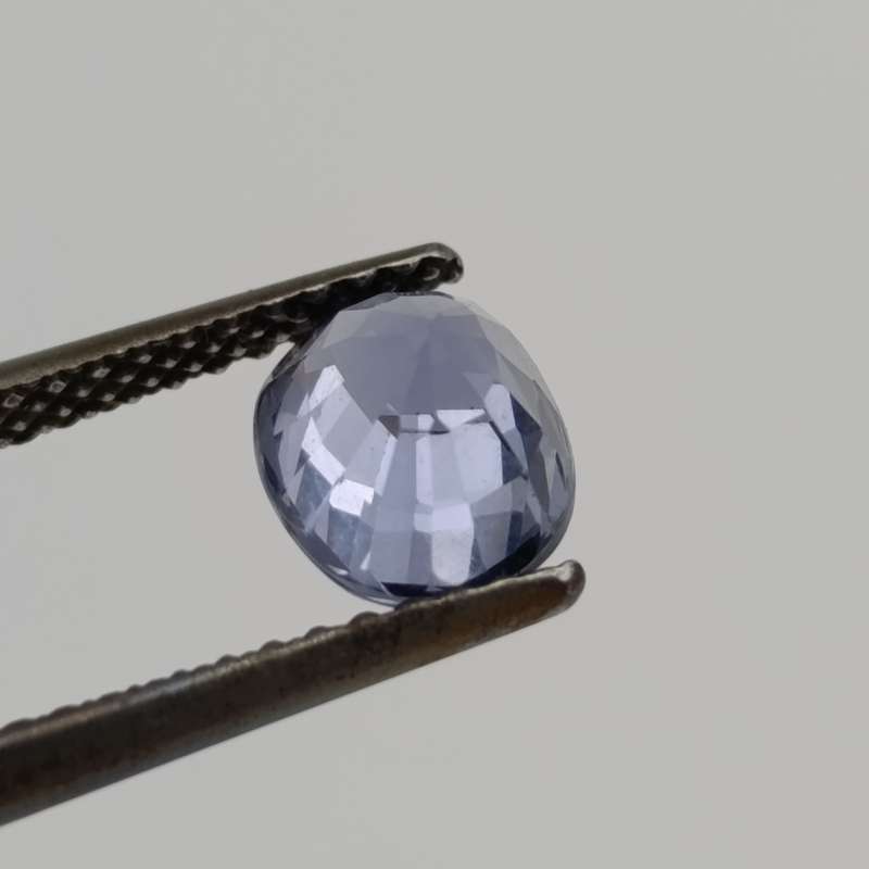 Violet blue spinel of 1.38 carat with Gemlab certificate oval mixed cut