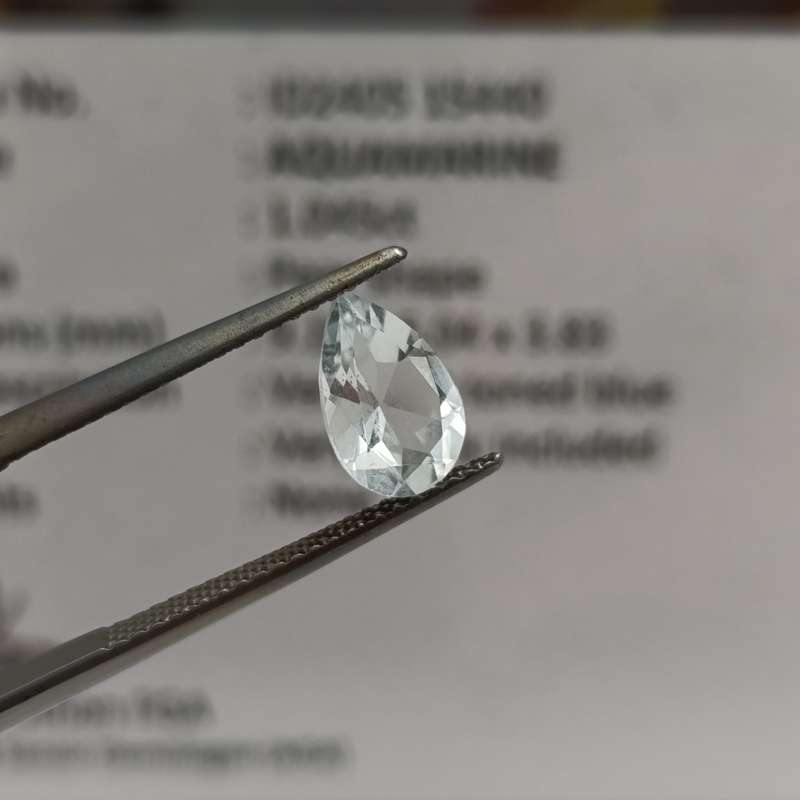 Natural aquamarine of 1,05 carat Pear shape - light toned blue with Gemlab certificate
