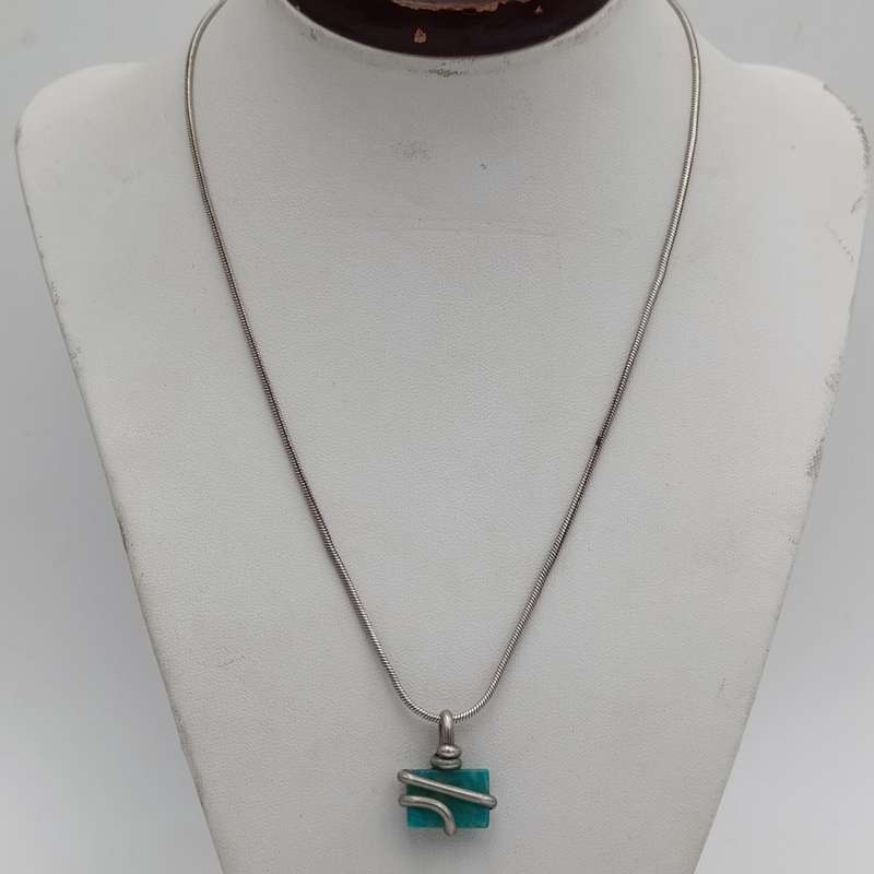 Sterling silver necklace with piece of green jade 9,9 gram