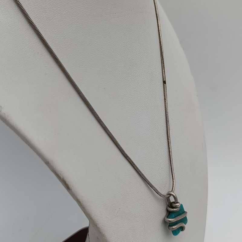 Sterling silver necklace with piece of green jade 9,9 gram