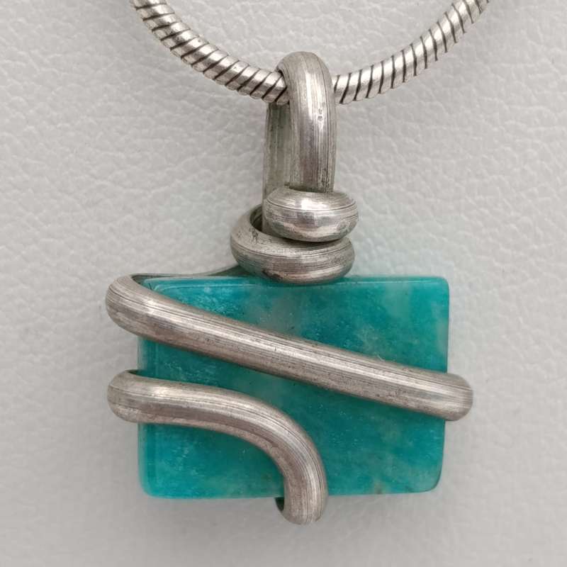 Sterling silver necklace with piece of green jade 9,9 gram