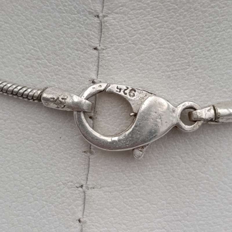 Sterling silver necklace with piece of green jade 9,9 gram