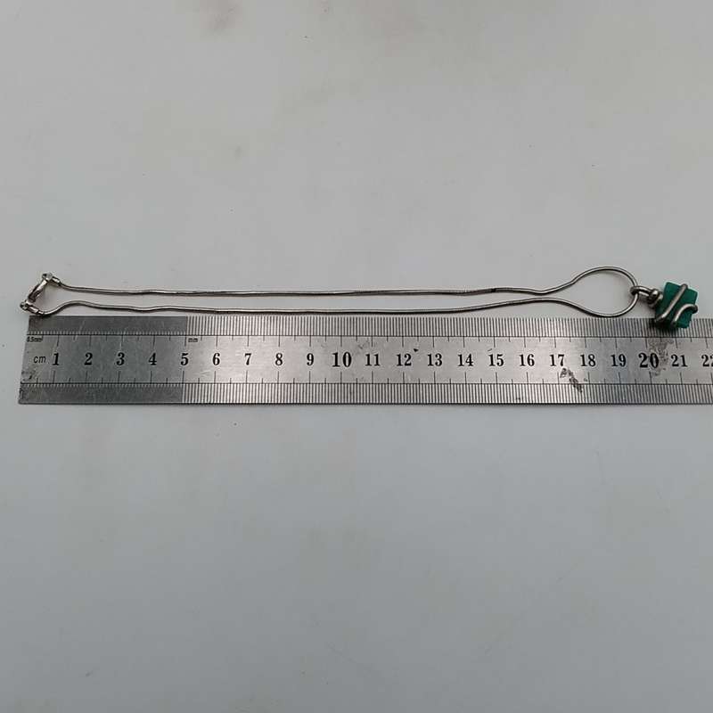 Sterling silver necklace with piece of green jade 9,9 gram
