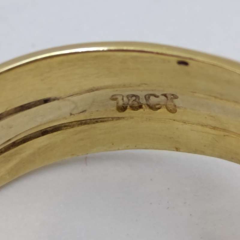 18kt Yellow Gold diamond ring with 0.20kt diamond surrounded by 40 small diamonds - weighs 8.4g