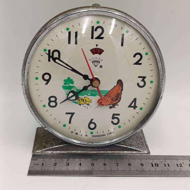 Vintage animated pecking chicken mechanical bedside alarm clock - working