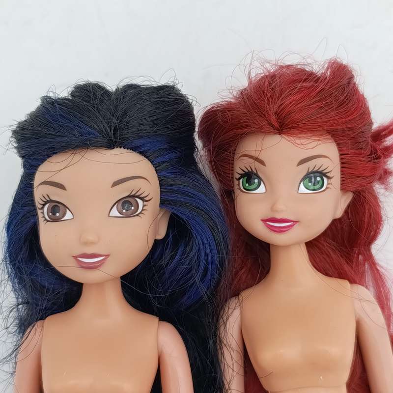 Two dolls - No clothes - Shoes included
