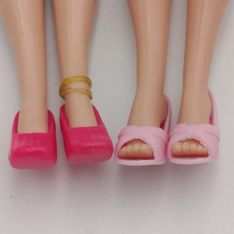 Two dolls - No clothes - Shoes included