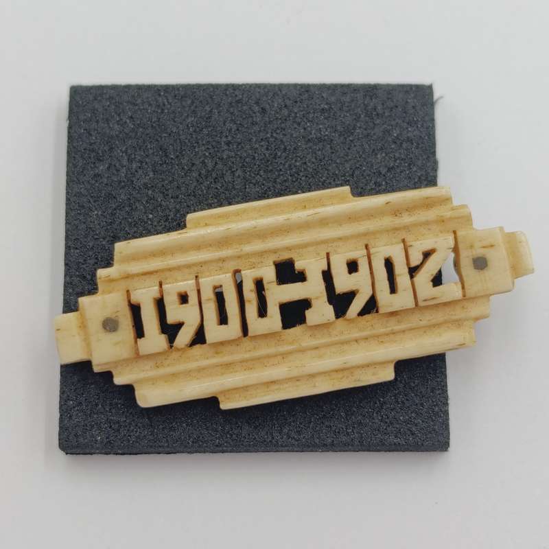 Boer War POW trench art brooch 1900-1902 - made of bone in St.Helena - pin loose