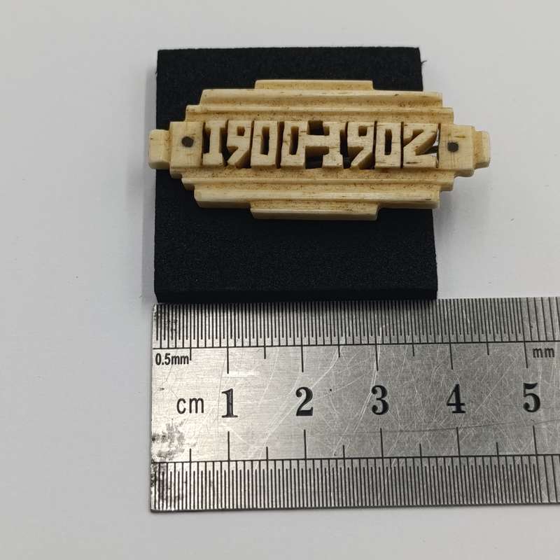 Boer War POW trench art brooch 1900-1902 - made of bone in St.Helena - pin loose