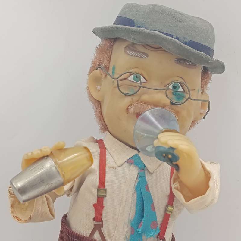 Vintage Charlie Weaver Bartender battery operated tin toy - working